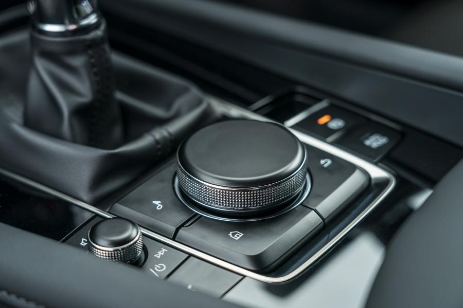 Детали интерьера Mazda3 Skyactiv-G Sport Lux Hatchback 2019 года  (UK) (фото 85 из 91)
